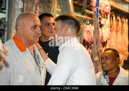 Athènes, Grèce. 2 mai 2024. Stefanos Kasselakis, chef du principal parti d'opposition SYRIZA, rencontre et discute avec des bouchers à l'Agora Varvakios. Les chrétiens orthodoxes grecs luttent pour se permettre des goodies de vacances alors que la crise du coût de la vie frappe durement les vacances de Pâques. Crédit : Dimitris Aspiotis/Alamy Live News Banque D'Images