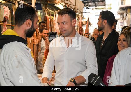 Athènes, Grèce. 2 mai 2024. Stefanos Kasselakis, chef du principal parti d'opposition SYRIZA, rencontre et discute avec des bouchers à l'Agora Varvakios. Les chrétiens orthodoxes grecs luttent pour se permettre des goodies de vacances alors que la crise du coût de la vie frappe durement les vacances de Pâques. Crédit : Dimitris Aspiotis/Alamy Live News Banque D'Images