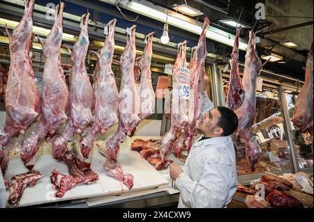 Athènes, Grèce. 2 mai 2024. Un boucher vend l’agneau traditionnel à l’Agora Varvakios. Les chrétiens orthodoxes grecs luttent pour se permettre des goodies de vacances alors que la crise du coût de la vie frappe durement les vacances de Pâques. Crédit : Dimitris Aspiotis/Alamy Live News Banque D'Images