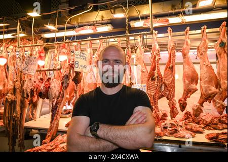 Athènes, Grèce. 2 mai 2024. Un boucher se tient devant l'agneau traditionnel exposé dans une boucherie de l'Agora Varvakios. Les chrétiens orthodoxes grecs luttent pour se permettre des goodies de vacances alors que la crise du coût de la vie frappe durement les vacances de Pâques. Crédit : Dimitris Aspiotis/Alamy Live News Banque D'Images