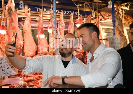 Athènes, Grèce. 2 mai 2024. Stefanos Kasselakis, chef du principal parti d'opposition SYRIZA, rencontre et discute avec des bouchers à l'Agora Varvakios. Les chrétiens orthodoxes grecs luttent pour se permettre des goodies de vacances alors que la crise du coût de la vie frappe durement les vacances de Pâques. Crédit : Dimitris Aspiotis/Alamy Live News Banque D'Images