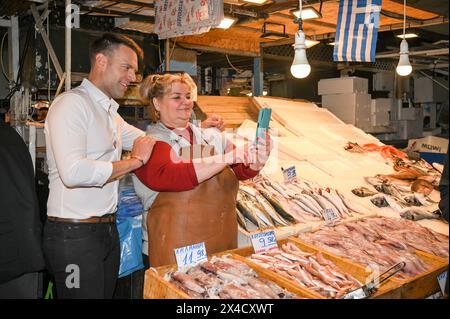 Athènes, Grèce. 2 mai 2024. Stefanos Kasselakis, chef du principal parti d'opposition SYRIZA, rencontre et discute avec des poissonniers à l'Agora Varvakios. Les chrétiens orthodoxes grecs luttent pour se permettre des goodies de vacances alors que la crise du coût de la vie frappe durement les vacances de Pâques. Crédit : Dimitris Aspiotis/Alamy Live News Banque D'Images