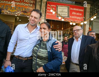 Athènes, Grèce. 2 mai 2024. Stefanos Kasselakis, chef du principal parti d'opposition SYRIZA, rencontre et discute avec une personne dans le besoin devant l'Agora Varvakios. Les chrétiens orthodoxes grecs luttent pour se permettre des goodies de vacances alors que la crise du coût de la vie frappe durement les vacances de Pâques. Crédit : Dimitris Aspiotis/Alamy Live News Banque D'Images