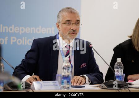 Mukesh Sharma, Président du Conseil de police d'Irlande du Nord, lors d'une réunion du Conseil de police d'Irlande du Nord à Belfast. Date de la photo : jeudi 02 mai 2024. Banque D'Images