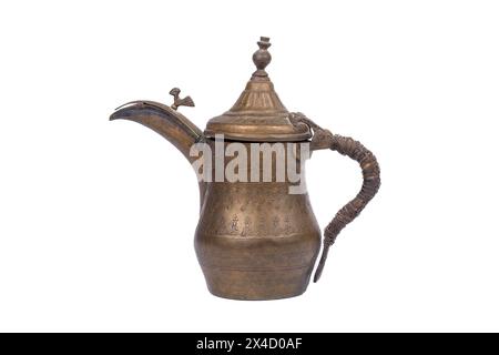 Pot de café en laiton Dallah arabe vintage sur fond blanc - tradition du thé bédouin du moyen-Orient Banque D'Images