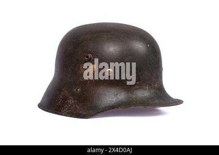 Vintage German Steel Helmet WWII Military Collectible sur fond blanc Banque D'Images