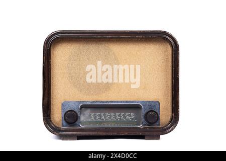 Vintage Allemand de l'ère de la seconde Guerre mondiale Radio sur fond blanc - dispositif de communication antique Banque D'Images