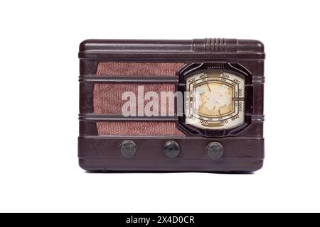 Vintage Radio ARZ-51 - 1951 Soviet Era Collectible de Aleksandrov Radio fonctionne sur fond blanc Banque D'Images