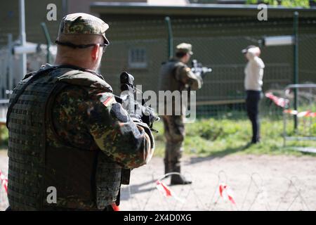 Darstellung : Soldaten bewachen und durchsuchen einen Verdaechtigen, Soldaten ueberpruefen einen LKW in der Fahrzeugschleuse, allgemein, Feature, Randmotiv, Symbolfoto Kontrollposten, poste de contrôle, Bundeswehr-Uebung AGILES ROSS im Rahmen der bundesweiten Uebung GARDIEN NATIONAL, Die nordrhein-westfaelischen Heimatschutzkraefte des Heimatschutzregiments 2 aus Muenster uebenin der Wahner Heide BEI Troisdorf Altenrath, 02.05.2024, *** illustration soldats gardent et fouillettent un suspect, soldats vérifient un camion dans la serrure du véhicule, soldats, général, général, caractéristique, caractéristique, photo, photo, point de contrôle, point de contrôle, point de contrôle, B Banque D'Images