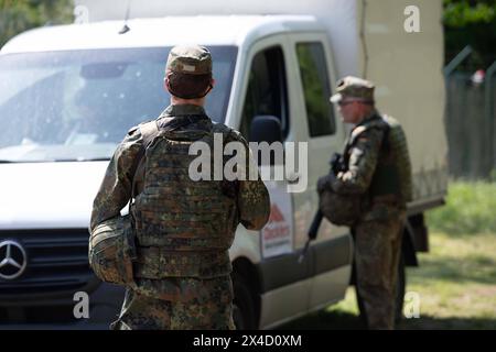 Darstellung : Soldaten ueberpruefen einen LKW in der Fahrzeugschleuse, allgemein, Feature, Randmotiv, Symbolfoto Kontrollposten, poste de contrôle, Bundeswehr-Uebung AGILES ROSS im Rahmen der bundesweiten Uebung NATIONAL GUARDIAN, Die nordrhein-westfaelischen Heimatschutzkraefte des Heimatschutzregiments 2 aus Muenster uebenin der Wahner Heide BEI Troisdorf Altenrath, 02.05.2024, *** illustration soldats inspectant un camion dans l'écluse trouvant dans l'écluse, général, motif de frontière, point de frontière, symbole, poste de contrôle de photos, exercice Bundeswehr agiles ROSS dans le cadre de l’exercice national GUARDIAN, Banque D'Images