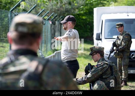 Darstellung : Soldaten bewachen und durchsuchen einen Verdaechtigen, Soldaten ueberpruefen einen LKW in der Fahrzeugschleuse, allgemein, Feature, Randmotiv, Symbolfoto Kontrollposten, poste de contrôle, Bundeswehr-Uebung AGILES ROSS im Rahmen der bundesweiten Uebung GARDIEN NATIONAL, Die nordrhein-westfaelischen Heimatschutzkraefte des Heimatschutzregiments 2 aus Muenster uebenin der Wahner Heide BEI Troisdorf Altenrath, 02.05.2024, *** illustration soldats gardent et fouillettent un suspect, soldats vérifient un camion dans la serrure du véhicule, soldats, général, général, caractéristique, caractéristique, photo, photo, point de contrôle, point de contrôle, point de contrôle, B Banque D'Images