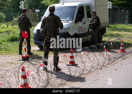 Darstellung : Soldaten ueberpruefen einen LKW in der Fahrzeugschleuse, allgemein, Feature, Randmotiv, Symbolfoto Kontrollposten, poste de contrôle, Bundeswehr-Uebung AGILES ROSS im Rahmen der bundesweiten Uebung NATIONAL GUARDIAN, Die nordrhein-westfaelischen Heimatschutzkraefte des Heimatschutzregiments 2 aus Muenster uebenin der Wahner Heide BEI Troisdorf Altenrath, 02.05.2024, *** illustration soldats inspectant un camion dans l'écluse trouvant dans l'écluse, général, motif de frontière, point de frontière, symbole, poste de contrôle de photos, exercice Bundeswehr agiles ROSS dans le cadre de l’exercice national GUARDIAN, Banque D'Images