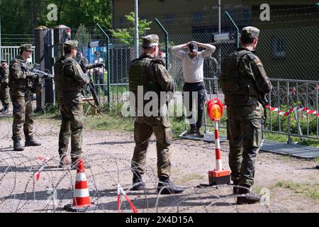 Darstellung : Soldaten bewachen einen Verdaechtigen, Soldaten ueberpruefen einen LKW in der Fahrzeugschleuse, allgemein, Feature, Randmotiv, Symbolfoto Kontrollposten, poste de contrôle, Bundeswehr-Uebung AGILES ROSS im Rahmen der bundesweiten Uebung GARDIEN NATIONAL, Die nordrhein-westfaelischen Heimatschutzkraefte des Heimatschutzregiments 2 aus Muenster uebenin der Wahner Heide BEI Troisdorf Altenrath, 02.05.2024, *** illustration soldats gardant un suspect, soldats vérifiant un camion dans la serrure du véhicule, général, caractéristique, caractéristique, point de la frontière, photo, symbole, poste de contrôle, exercice agi de la Bundeswehr Banque D'Images