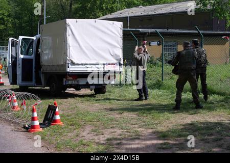 Darstellung : Soldaten bewachen einen Verdaechtigen, Soldaten ueberpruefen einen LKW in der Fahrzeugschleuse, allgemein, Feature, Randmotiv, Symbolfoto Kontrollposten, poste de contrôle, Bundeswehr-Uebung AGILES ROSS im Rahmen der bundesweiten Uebung GARDIEN NATIONAL, Die nordrhein-westfaelischen Heimatschutzkraefte des Heimatschutzregiments 2 aus Muenster uebenin der Wahner Heide BEI Troisdorf Altenrath, 02.05.2024, *** illustration soldats gardant un suspect, soldats vérifiant un camion dans la serrure du véhicule, général, caractéristique, caractéristique, point de la frontière, photo, symbole, poste de contrôle, exercice agi de la Bundeswehr Banque D'Images