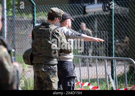 Darstellung : Soldaten bewachen und durchsuchen einen Verdaechtigen, Soldaten ueberpruefen einen LKW in der Fahrzeugschleuse, allgemein, Feature, Randmotiv, Symbolfoto Kontrollposten, poste de contrôle, Bundeswehr-Uebung AGILES ROSS im Rahmen der bundesweiten Uebung GARDIEN NATIONAL, Die nordrhein-westfaelischen Heimatschutzkraefte des Heimatschutzregiments 2 aus Muenster uebenin der Wahner Heide BEI Troisdorf Altenrath, 02.05.2024, *** illustration soldats gardent et fouillettent un suspect, soldats vérifient un camion dans la serrure du véhicule, soldats, général, général, caractéristique, caractéristique, photo, photo, point de contrôle, point de contrôle, point de contrôle, B Banque D'Images