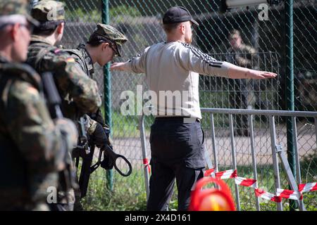 Darstellung : Soldaten bewachen und durchsuchen einen Verdaechtigen, Soldaten ueberpruefen einen LKW in der Fahrzeugschleuse, allgemein, Feature, Randmotiv, Symbolfoto Kontrollposten, poste de contrôle, Bundeswehr-Uebung AGILES ROSS im Rahmen der bundesweiten Uebung GARDIEN NATIONAL, Die nordrhein-westfaelischen Heimatschutzkraefte des Heimatschutzregiments 2 aus Muenster uebenin der Wahner Heide BEI Troisdorf Altenrath, 02.05.2024, *** illustration soldats gardent et fouillettent un suspect, soldats vérifient un camion dans la serrure du véhicule, soldats, général, général, caractéristique, caractéristique, photo, photo, point de contrôle, point de contrôle, point de contrôle, B Banque D'Images