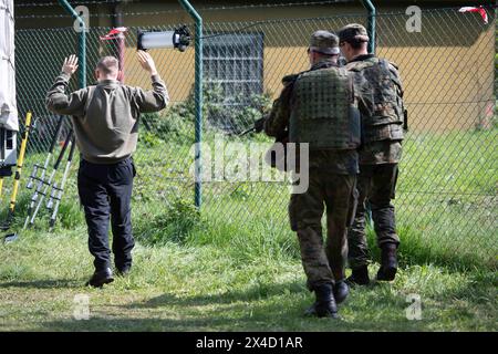 Darstellung : Soldaten bewachen einen Verdaechtigen, Soldaten ueberpruefen einen LKW in der Fahrzeugschleuse, allgemein, Feature, Randmotiv, Symbolfoto Kontrollposten, poste de contrôle, Bundeswehr-Uebung AGILES ROSS im Rahmen der bundesweiten Uebung GARDIEN NATIONAL, Die nordrhein-westfaelischen Heimatschutzkraefte des Heimatschutzregiments 2 aus Muenster uebenin der Wahner Heide BEI Troisdorf Altenrath, 02.05.2024, *** illustration soldats gardant un suspect, soldats vérifiant un camion dans la serrure du véhicule, général, caractéristique, caractéristique, point de la frontière, photo, symbole, poste de contrôle, exercice agi de la Bundeswehr Banque D'Images