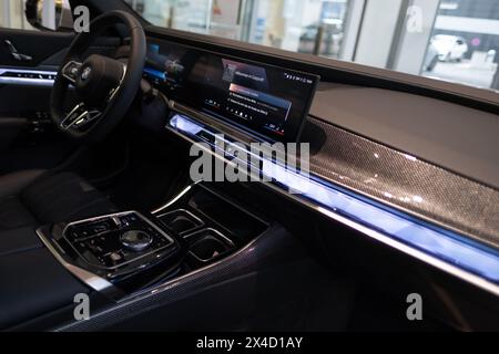 Tableau de bord noir, tableau de bord, groupe de jauges numériques, intérieur, volant bmw 7er Limousine G70, bmw i7, technologie avancée dans l'automobile in Banque D'Images