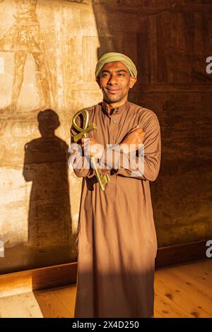 Abu Simbel, Assouan, Égypte. Gardien tenant une grande clé en forme d'Ankh dans le Grand Temple de Ramsès III (usage éditorial seulement) Banque D'Images