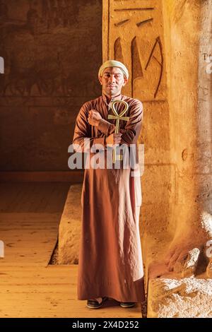 Abu Simbel, Assouan, Égypte. Gardien tenant une grande clé en forme d'Ankh dans le Grand Temple de Ramsès III (usage éditorial seulement) Banque D'Images