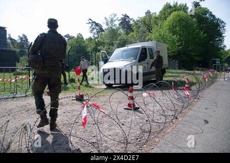 Darstellung : Soldaten ueberpruefen einen LKW in der Fahrzeugschleuse, allgemein, Feature, Randmotiv, Symbolfoto Kontrollposten, poste de contrôle, Bundeswehr-Uebung AGILES ROSS im Rahmen der bundesweiten Uebung NATIONAL GUARDIAN, Die nordrhein-westfaelischen Heimatschutzkraefte des Heimatschutzregiments 2 aus Muenster uebenin der Wahner Heide BEI Troisdorf Altenrath, 02.05.2024, *** illustration soldats inspectant un camion dans l'écluse trouvant dans l'écluse, général, motif de frontière, point de frontière, symbole, poste de contrôle de photos, exercice Bundeswehr agiles ROSS dans le cadre de l’exercice national GUARDIAN, Banque D'Images