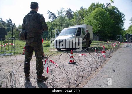 Darstellung : Soldaten ueberpruefen einen LKW in der Fahrzeugschleuse, allgemein, Feature, Randmotiv, Symbolfoto Kontrollposten, poste de contrôle, Bundeswehr-Uebung AGILES ROSS im Rahmen der bundesweiten Uebung NATIONAL GUARDIAN, Die nordrhein-westfaelischen Heimatschutzkraefte des Heimatschutzregiments 2 aus Muenster uebenin der Wahner Heide BEI Troisdorf Altenrath, 02.05.2024, *** illustration soldats inspectant un camion dans l'écluse trouvant dans l'écluse, général, motif de frontière, point de frontière, symbole, poste de contrôle de photos, exercice Bundeswehr agiles ROSS dans le cadre de l’exercice national GUARDIAN, Banque D'Images