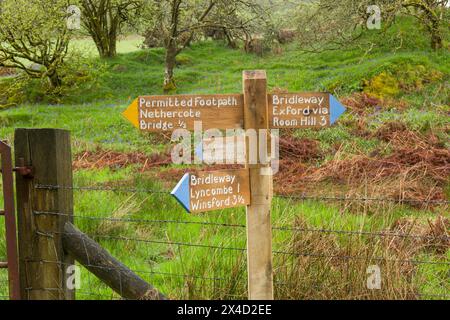 Un panneau en bois à une intersection de bridleway dans la vallée d'Exe près d'Exford dans le parc national d'Exmoor, Somerset, Angleterre. Banque D'Images