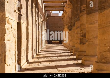 Île d'Agilkia, Assouan, Égypte. Ombres entre colonnes au temple de Philae, site classé au patrimoine mondial de l'UNESCO. Banque D'Images