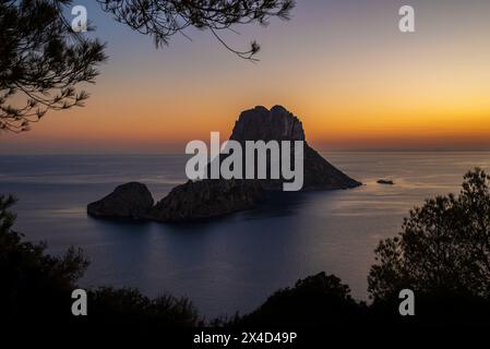 Îles es Vedra et es Vendrell au coucher du soleil vues depuis la falaise es Vedra mirador, Sant Josep de sa Talaia, Ibiza, Îles Baléares, Espagne Banque D'Images