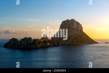 Vue panoramique des îles es Vedra et es Vendrell depuis la falaise es Vedra mirador, Sant Josep de sa Talaia, Ibiza, Îles Baléares, Espagne Banque D'Images