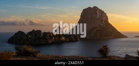 Vue panoramique des îles es Vedra et es Vendrell depuis la falaise es Vedra mirador, Sant Josep de sa Talaia, Ibiza, Îles Baléares, Espagne Banque D'Images