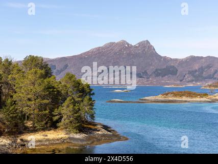 Drone tiré au-dessus des îles de Storoya, Hestoya, Amnoya et Gronnoya dans le comté de Nordland, en Norvège Banque D'Images