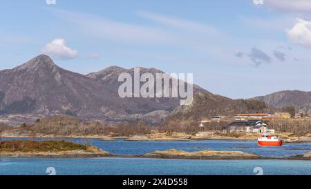 Drone tiré au-dessus des îles de Storoya, Hestoya, Amnoya et Gronnoya dans le comté de Nordland, en Norvège Banque D'Images