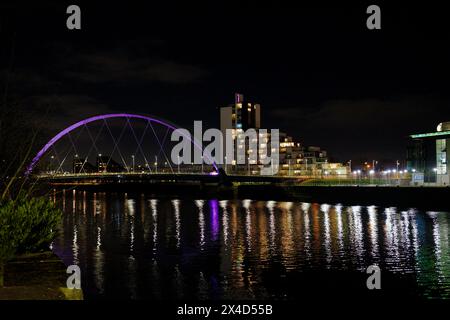 Glasgow Ecosse : 11 février 2024 : L'Arc de Clyde illuminé la nuit sur les rives de la rivière Clyde alias le pont Squinty Banque D'Images