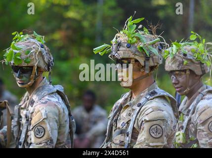 Dongducheon, Corée du Sud. 02 mai 2024. Les soldats AMÉRICAINS participent aux STX Lanes (exercice d'entraînement situationnel) lors de la compétition de la meilleure escouade menée par la 2e division d'infanterie américaine et la division combinée ROK-US au camp Casey de l'armée américaine à Dongducheon. La 2e division d'infanterie américaine et la division combinée ROK-US dirigent la meilleure compétition d'escouade du 29 avril au 6 mai. Crédit : SOPA images Limited/Alamy Live News Banque D'Images