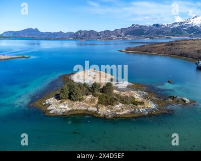 Drone tiré au-dessus des îles de Storoya, Hestoya, Amnoya et Gronnoya dans le comté de Nordland, en Norvège Banque D'Images