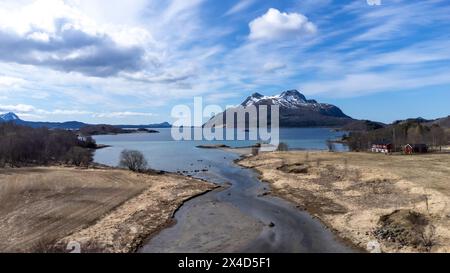 Drone tiré au-dessus des îles de Storoya, Hestoya, Amnoya et Gronnoya dans le comté de Nordland, en Norvège Banque D'Images