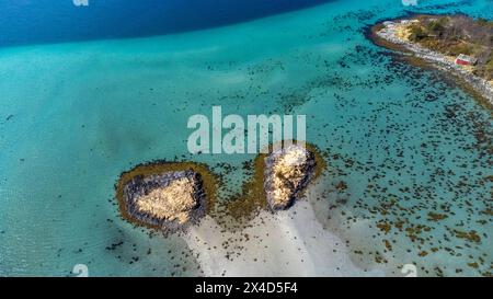 Drone tiré au-dessus des îles de Storoya, Hestoya, Amnoya et Gronnoya dans le comté de Nordland, en Norvège Banque D'Images