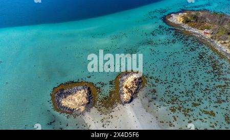 Drone tiré au-dessus des îles de Storoya, Hestoya, Amnoya et Gronnoya dans le comté de Nordland, en Norvège Banque D'Images