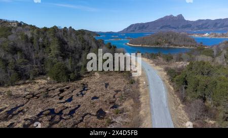 Drone tiré au-dessus des îles de Storoya, Hestoya, Amnoya et Gronnoya dans le comté de Nordland, en Norvège Banque D'Images