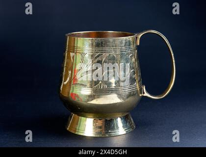 tasse en bronze sculpté décorée pour l'eau potable. Pot populaire au Bangladesh et famille royale indienne. verre kansa de qualité alimentaire ou pot d'eau. ce qui aide e Banque D'Images