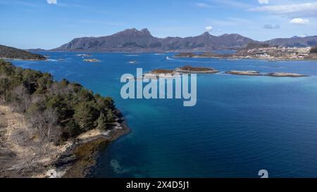 Drone tiré au-dessus des îles de Storoya, Hestoya, Amnoya et Gronnoya dans le comté de Nordland, en Norvège Banque D'Images