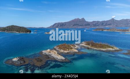 Drone tiré au-dessus des îles de Storoya, Hestoya, Amnoya et Gronnoya dans le comté de Nordland, en Norvège Banque D'Images