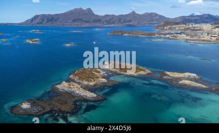 Drone tiré au-dessus des îles de Storoya, Hestoya, Amnoya et Gronnoya dans le comté de Nordland, en Norvège Banque D'Images