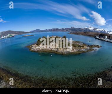 Drone tiré au-dessus des îles de Storoya, Hestoya, Amnoya et Gronnoya dans le comté de Nordland, en Norvège Banque D'Images