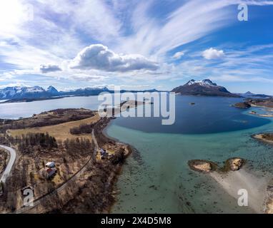 Drone tiré au-dessus des îles de Storoya, Hestoya, Amnoya et Gronnoya dans le comté de Nordland, en Norvège Banque D'Images