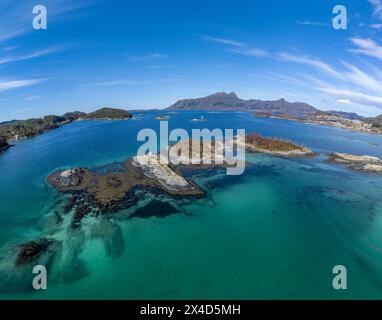 Drone tiré au-dessus des îles de Storoya, Hestoya, Amnoya et Gronnoya dans le comté de Nordland, en Norvège Banque D'Images