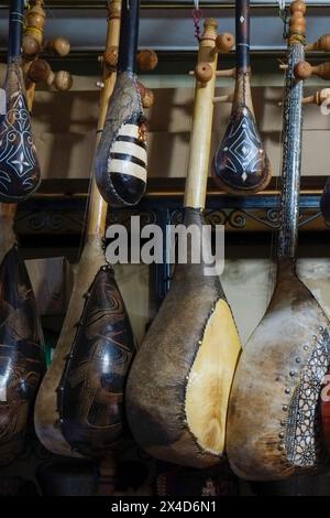 Fès, Maroc. Instruments de musique traditionnels en vente dans un magasin de musique dans la médina. Banque D'Images