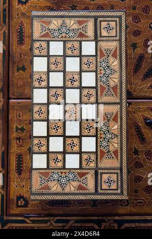 Fès, Maroc. Jeu de backgammon sculpté à la main avec incrustation. Banque D'Images