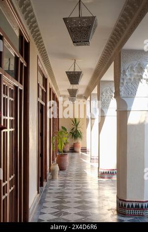 Fès, Maroc. Passerelle avec décor mauresque dans un riad local Banque D'Images